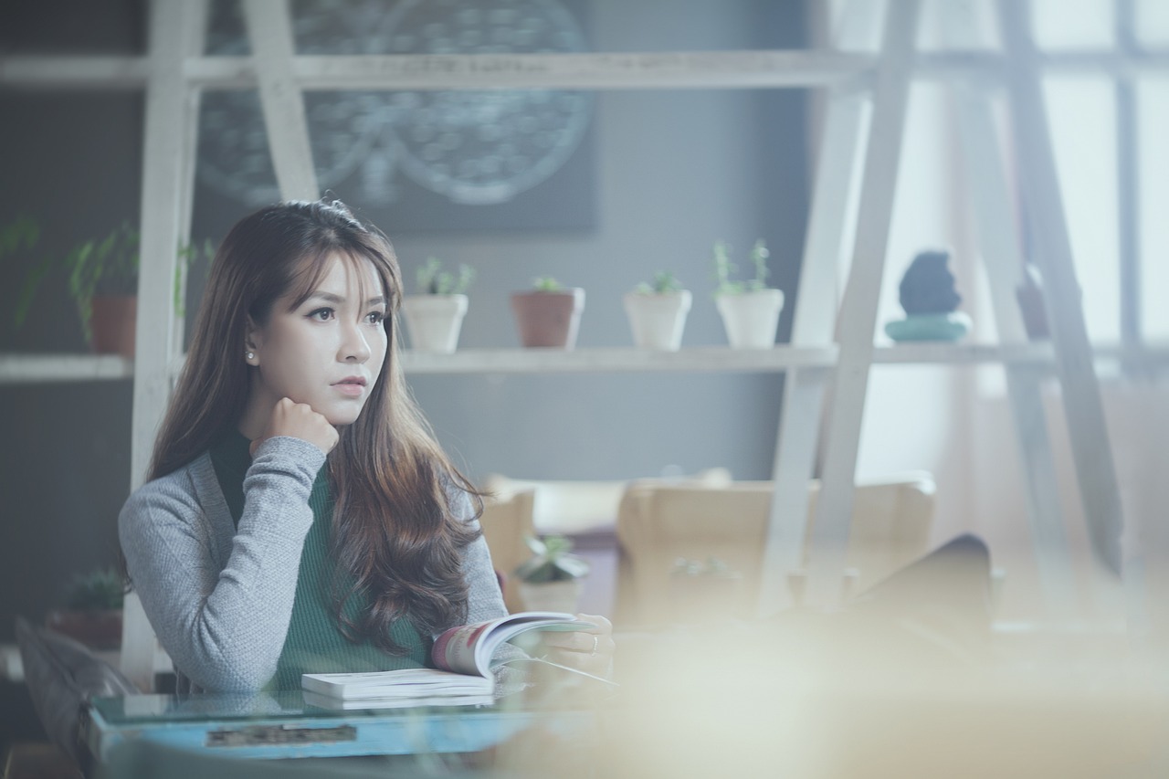 最新研究揭示，美女睡着时为何会被翻眼皮？睡眠奥秘探索！