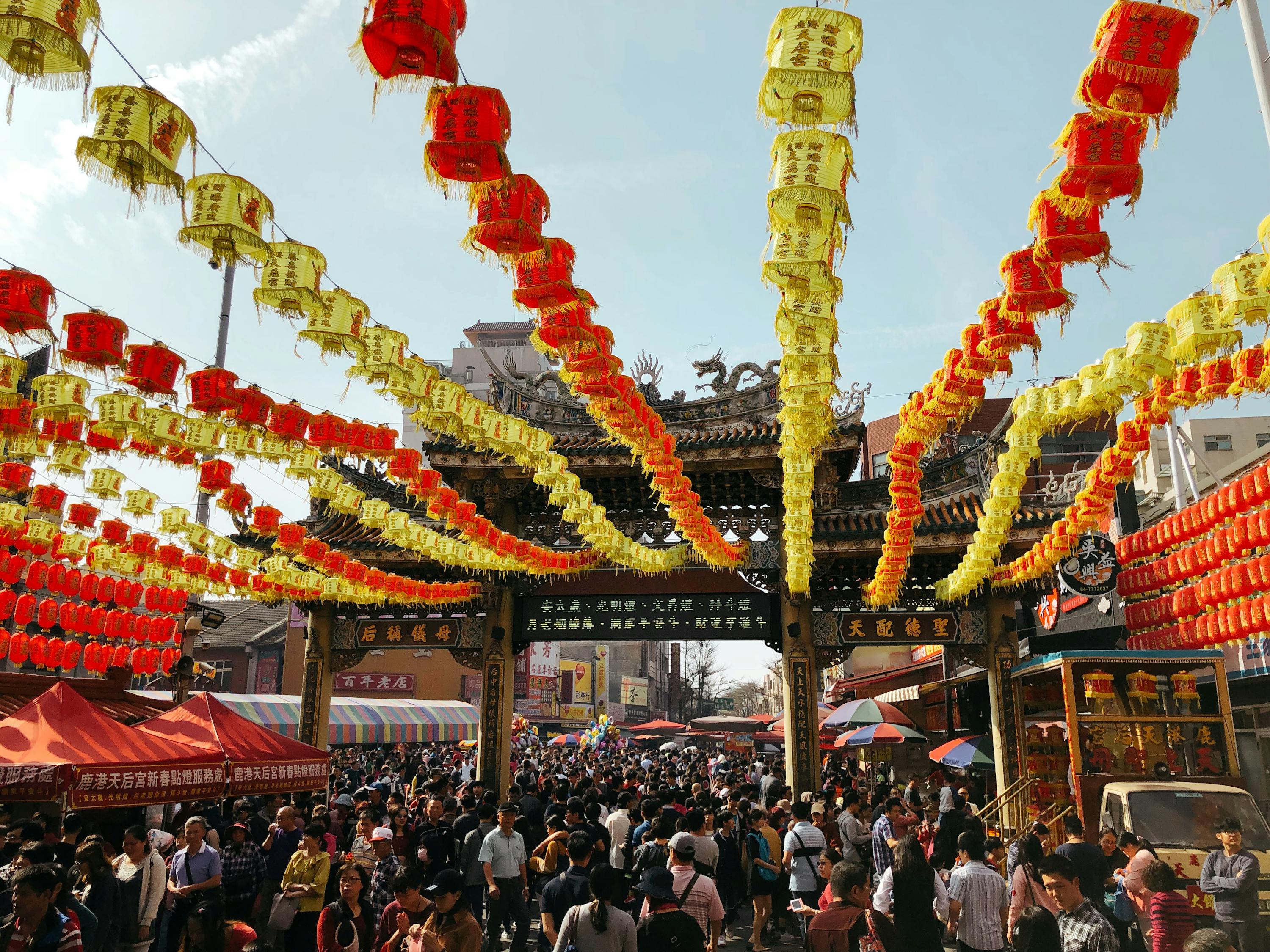 探索夜晚魅力，温馨祝福送上，4月最新夜晚问候动态图